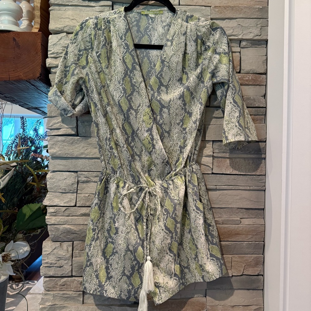 Gianni Bini Women’s Sz XS Romper Shorts V-Neck 3/4 Short Sleeve Green Gray Print